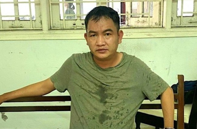 Bam theo nguoi di ra tu ngan hang de lay trom tien hinh anh