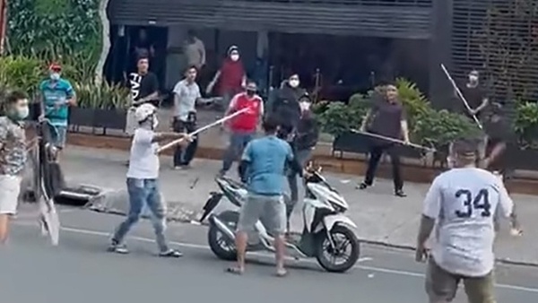 Hai nhom au da tren duong pho nghi do va cham giao thong hinh anh