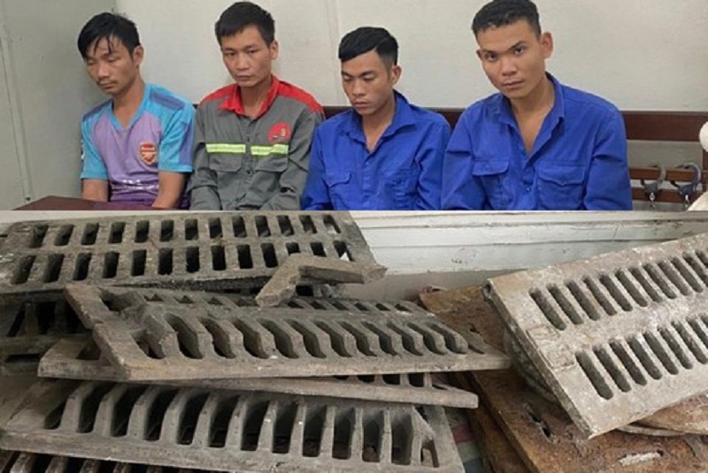 Nhom cong nhan lat via he trom nap cong hinh anh