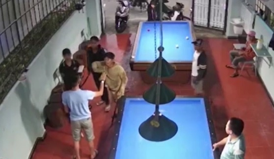 Nhom thanh thieu nien ket thuc van bi-a bang dao, riu hinh anh