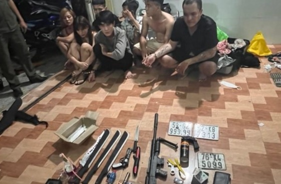 Nhom nguoi su dung ma tuy va bien so gia hinh anh