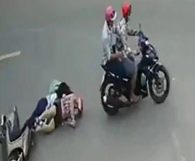 Dap nga xe 2 nan nhan de cuop hinh anh