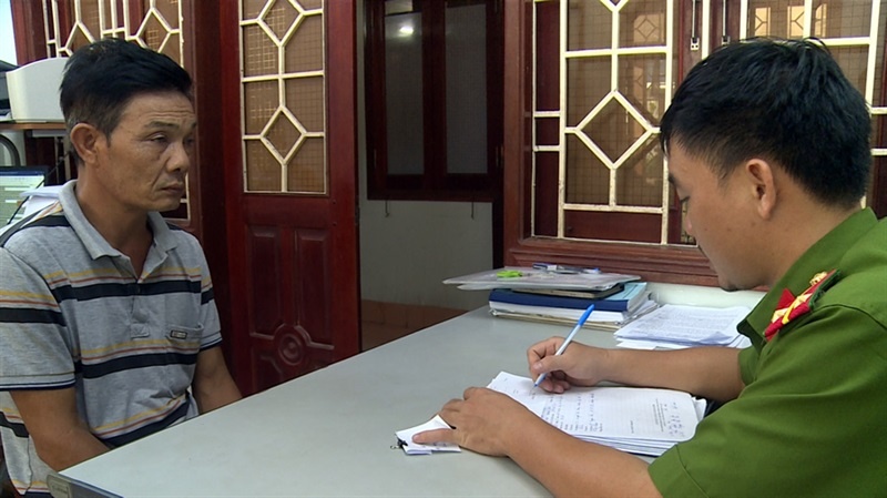 Chu quan ca phe cau ket khach san de hoat dong mai dam hinh anh