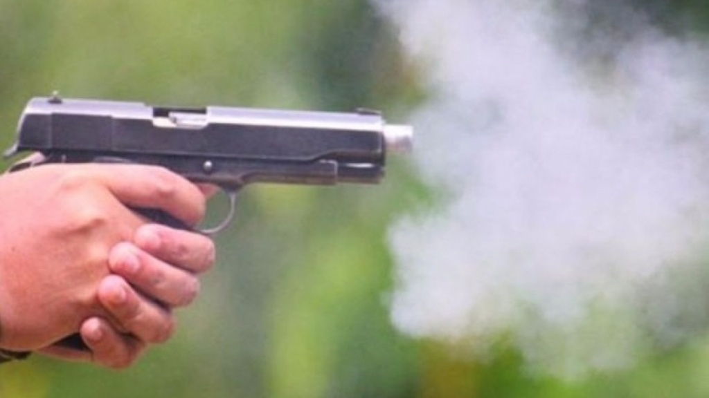 Tam giu hinh su nghi pham rut sung ban nguoi o ham chung cu hinh anh