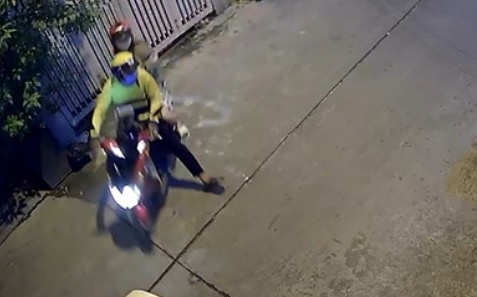 Tai xe xe cong nghe nghi dan canh cuop tai san nu hanh khach hinh anh