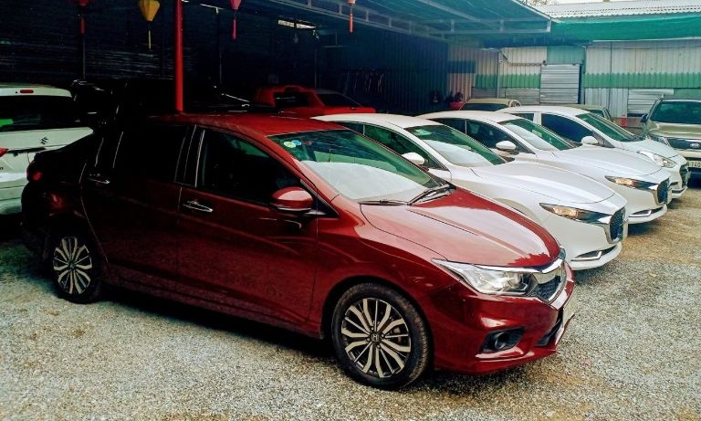 Lam gia ho so, thue xe sang mang di the chap ngan hang hinh anh