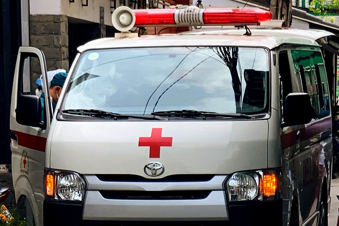 Con dau danh me chong gay xuong suon hinh anh