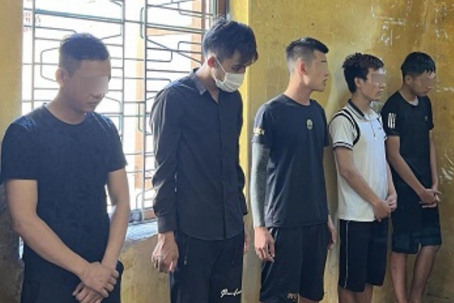 Bat giu nhom thanh nien su dung ma tuy trong nha nghi hinh anh