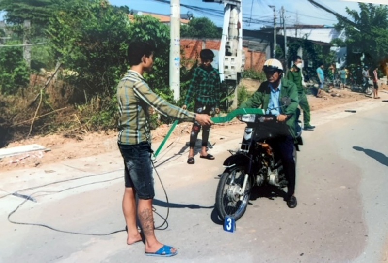 Nhom con do tuoi teen dung kiem xin deu hinh anh