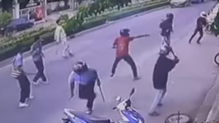 Hai thanh nien tu vong khi lai xe may di tim doi thu hon chien hinh anh