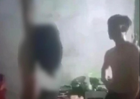 Cong an vao cuoc vu be gai bi lot quan ao, troi tay treo tren tran nha hinh anh