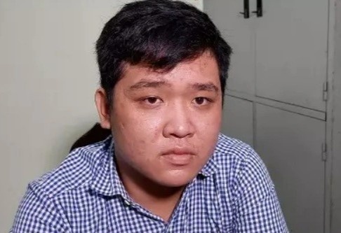 Gia canh sat hinh su, 2 thanh nien bi cong an moi lam viec hinh anh