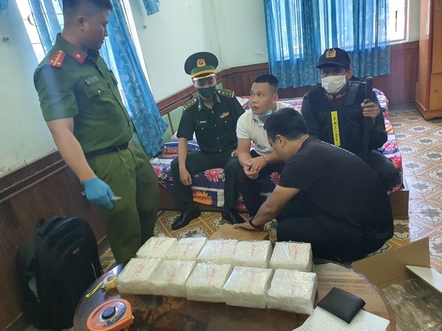 Ba nguoi van chuyen hon 30 kg ma tuy da tai ga Dong Ha hinh anh