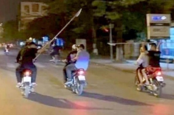 80 thanh thieu nien vac hung khi hon chien vi mau thuan nho hinh anh