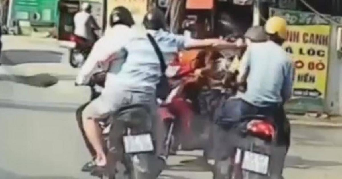 Hai ke cuop giat day chuyen ra dau thu hinh anh