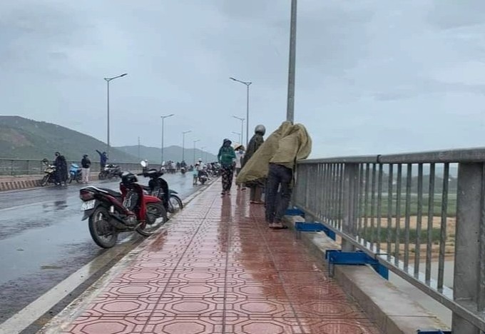Dang nhau voi ban, nam thanh nien nhay cau tu tu hinh anh