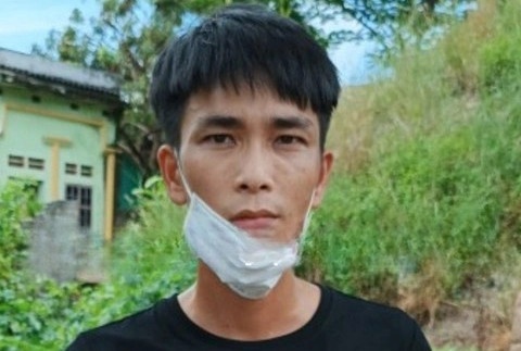 Thanh nien dong gia nhan vien giao hang dot nhap nha dan trom cap hinh anh