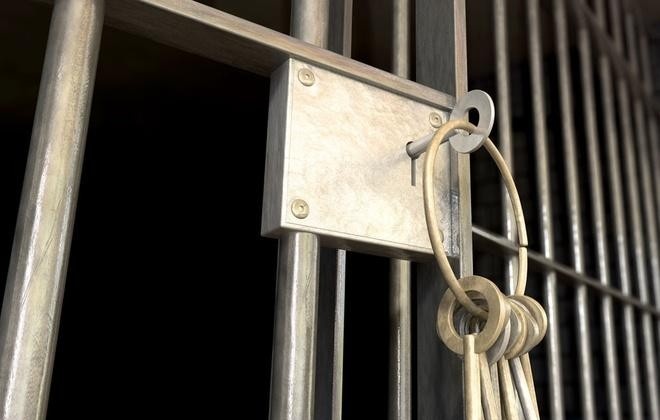 Loi dung cua buong giam khong khoa, bi can tron di tham vo con hinh anh