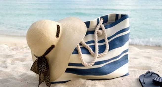 Hai nu quai chuyen trom cap o bai bien hinh anh