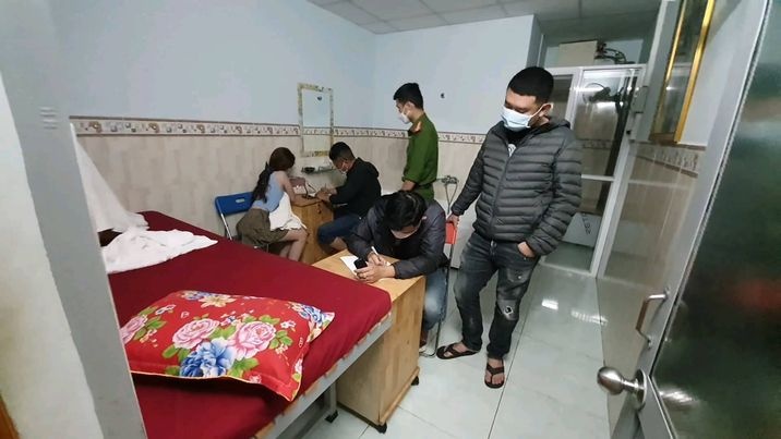 4 doi dang mua ban dam anh 1