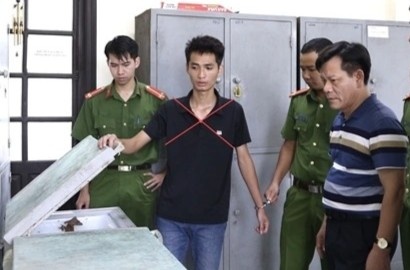 Tam giu nghi pham danh bat tinh be trai 3 tuoi roi bo vao tu dong hinh anh