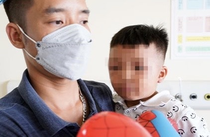 Be trai bi nhot trong tu cap dong ra vien sau 2 ngay dieu tri hinh anh