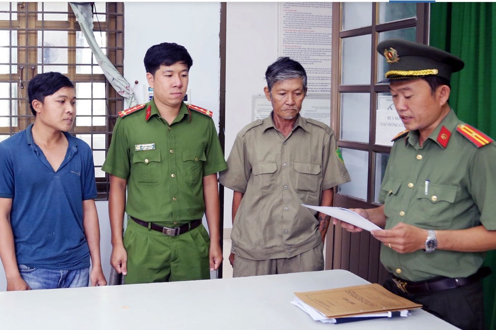 Bat thanh nien giai quyet mau thuan bang sung hinh anh