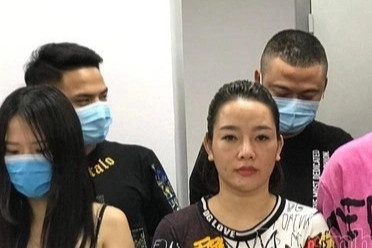 Bi an canh cua mau do gach va man dot kich bao vay tiec sinh nhat hinh anh