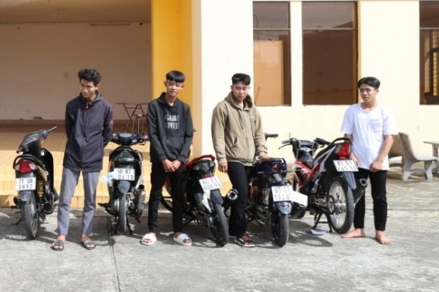 Nhom thanh nien ru nhau bo phanh xe, dua toc do tren quoc lo 1 hinh anh