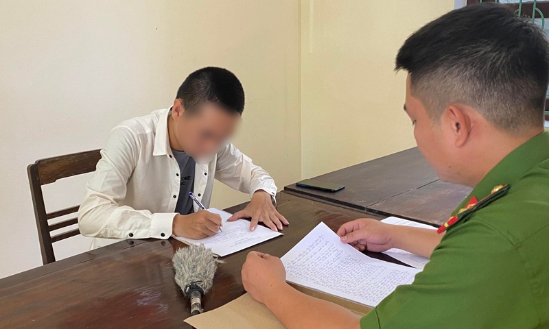 Nam thanh nien bi nu nhan vien massage lua ban qua Campuchia hinh anh