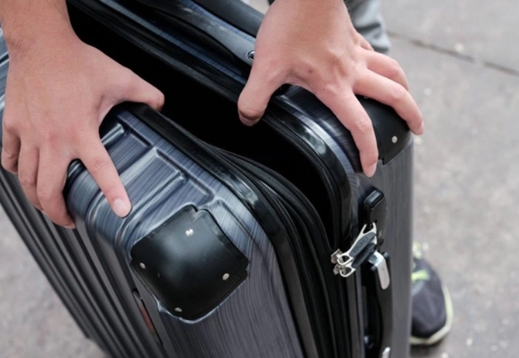 Bi mat trong chiec vali keo cua doi nam nu truoc cong ben xe Nuoc Ngam hinh anh