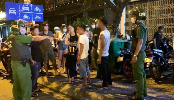 Chong ru ban nhau danh hoi dong vo hinh anh