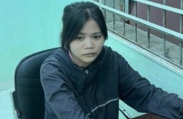 Deo thu 2 chiec nhan, co gai bo chay khoi tiem vang hinh anh