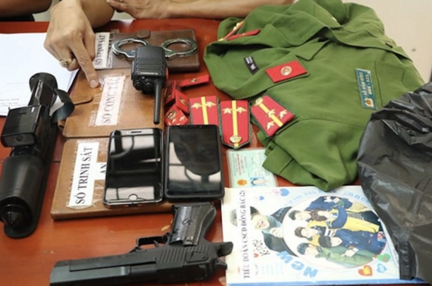 Gia danh cong an, khoe anh cong cu ho tro de lam quen ban gai hinh anh