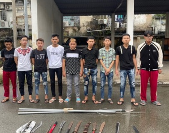 17 thanh nien gay roi chi vi 2 nu sinh mac ao dam giong nhau hinh anh