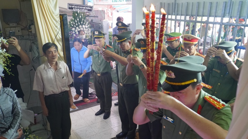 tong dai uy cong an anh 1