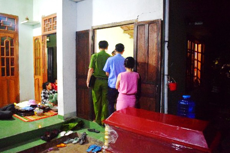 Be gai 2 tuoi tu vong bat thuong tai nha ong ngoai hinh anh