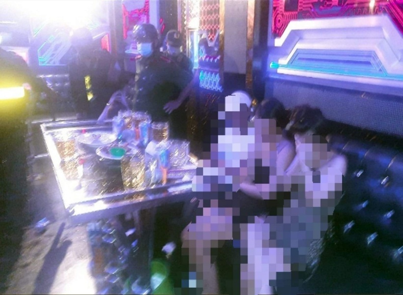 Nu tiep vien khoa than phuc vu khach trong quan karaoke o Long An hinh anh