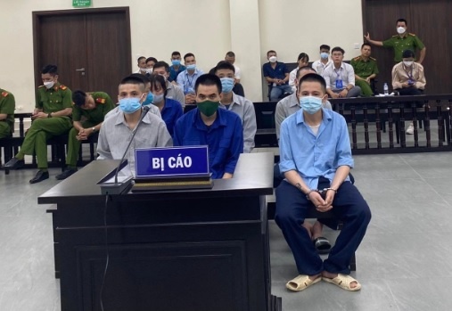 Lam gia giay to, chiem doat tien cua nhieu ngan hang hinh anh