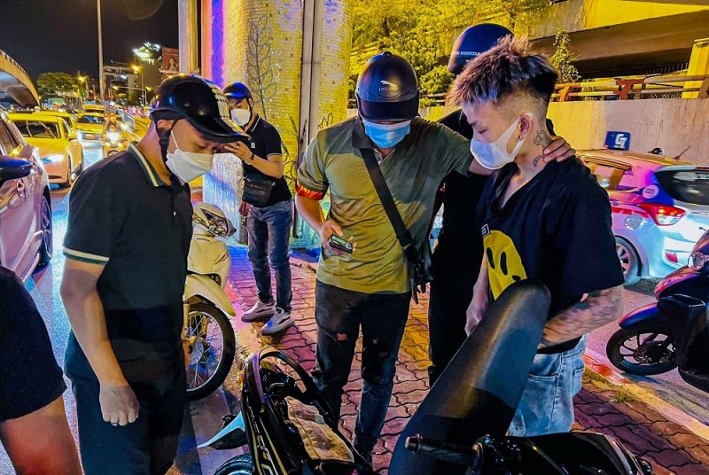 Canh sat 141 truy quet thanh nien can quay trong dem hinh anh