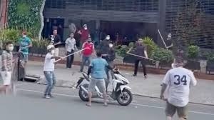 Bat giu nhom thieu nien cam gay kim loai danh nguoi di duong hinh anh