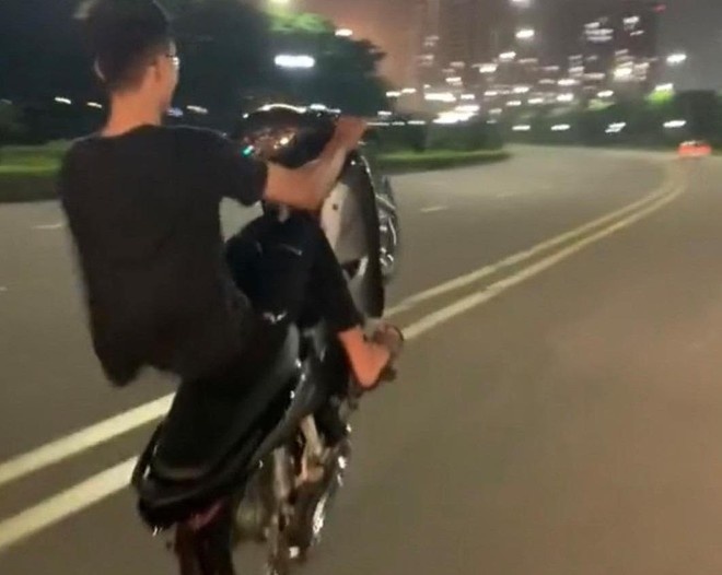 Dieu khien moto mot banh, dang clip len TikTok hinh anh