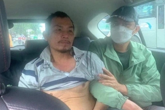 Hai doi tuong dung thu doan gi de tron khoi nha tam giu cong an huyen hinh anh