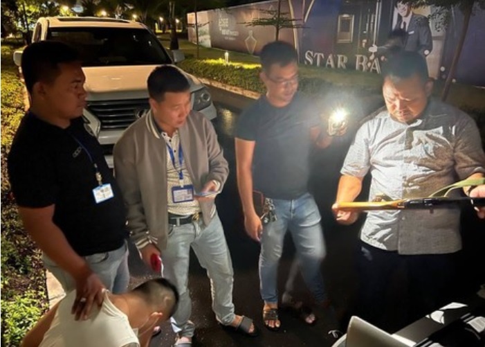 40 nguoi bo tron anh 1