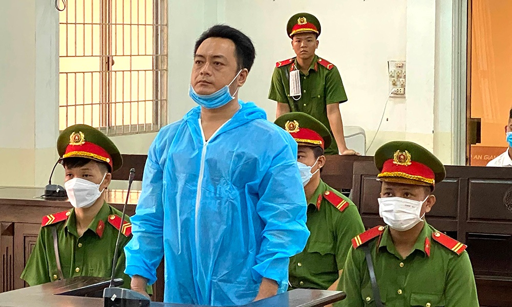 Nguoi dan ong lay cuc da dap chet ban nhau hinh anh