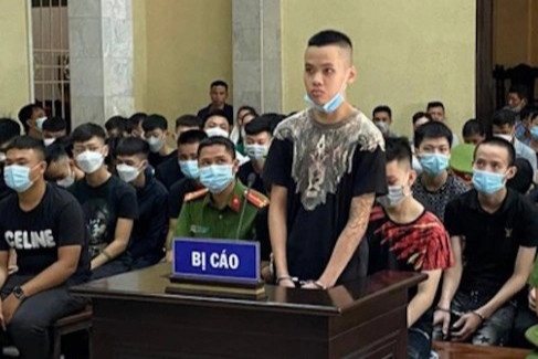 Xet xu 48 bi cao trong vu hon chien tren duong pho Ha Noi hinh anh