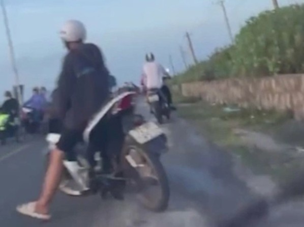 Canh sat vay bat nhom dua xe trai phep, boc dau bieu dien hinh anh