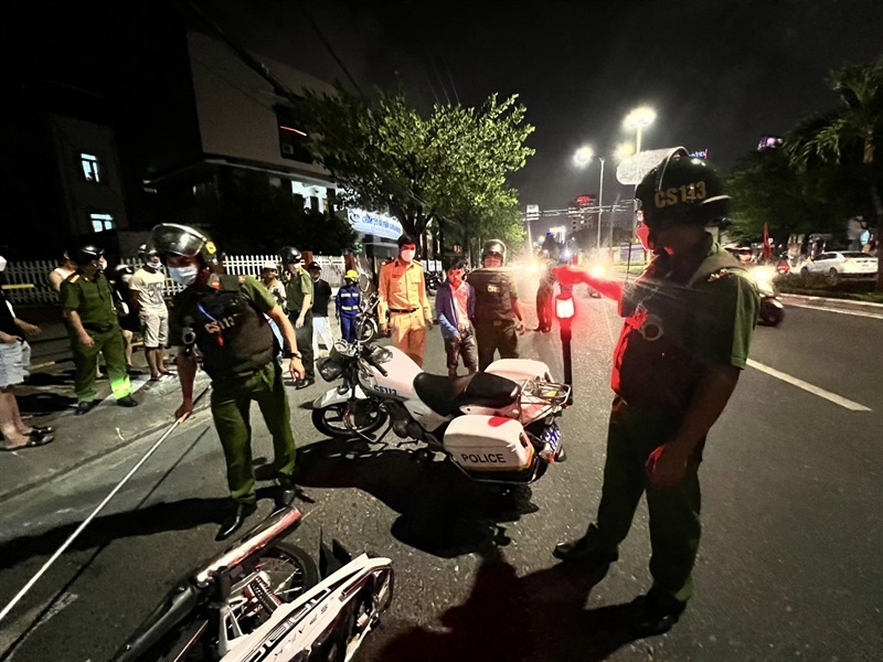 Tuoc cay ba chia dai 3 m cua thieu nien chuan bi tham gia hon chien hinh anh