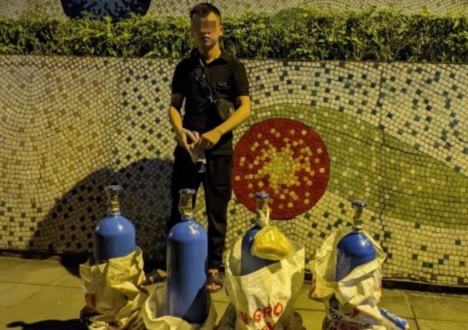 Nam thanh nien ship 4 binh bong cuoi cho khach hinh anh