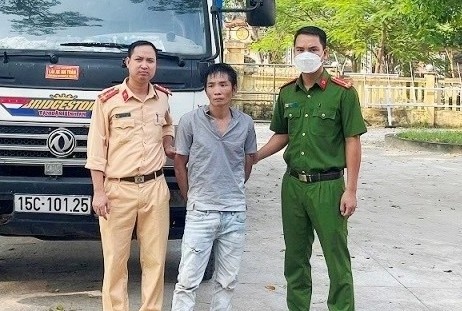 Lay trom xe tai cho day hang mang di ban hinh anh